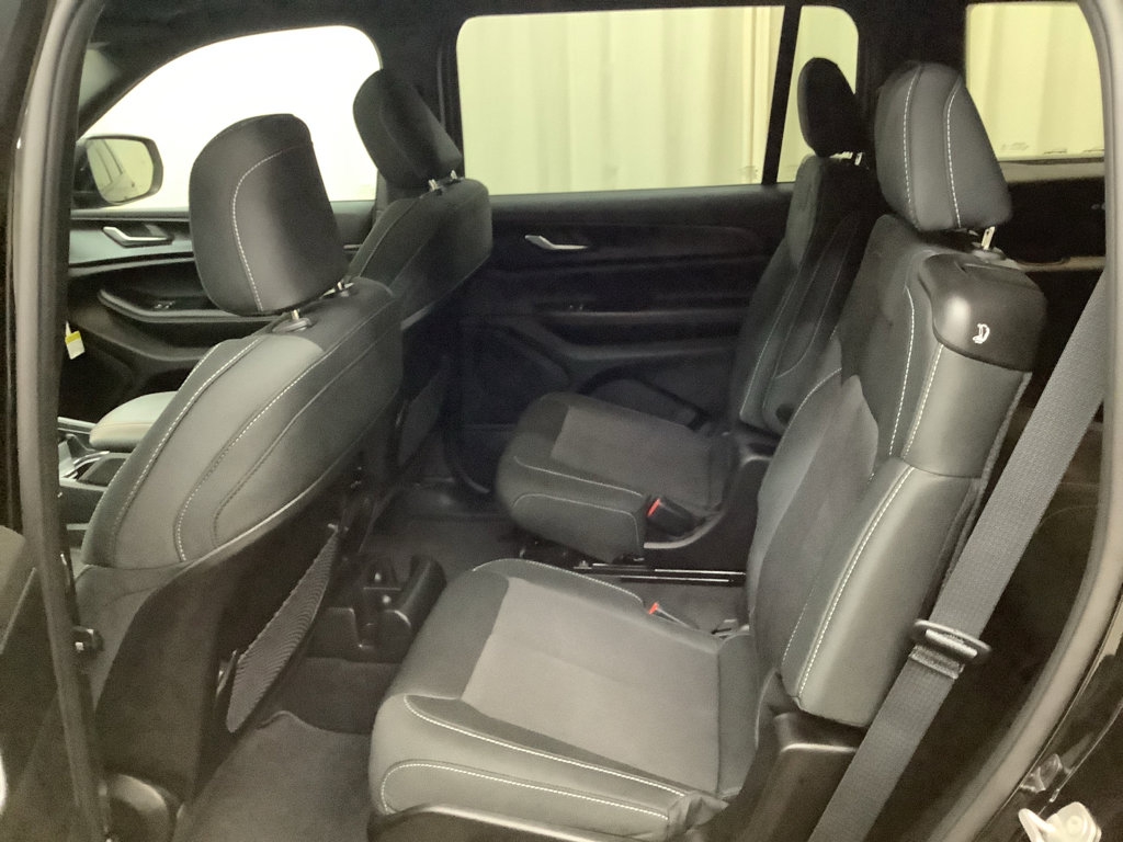 New 2025 Jeep Grand Cherokee L Laredo image 27