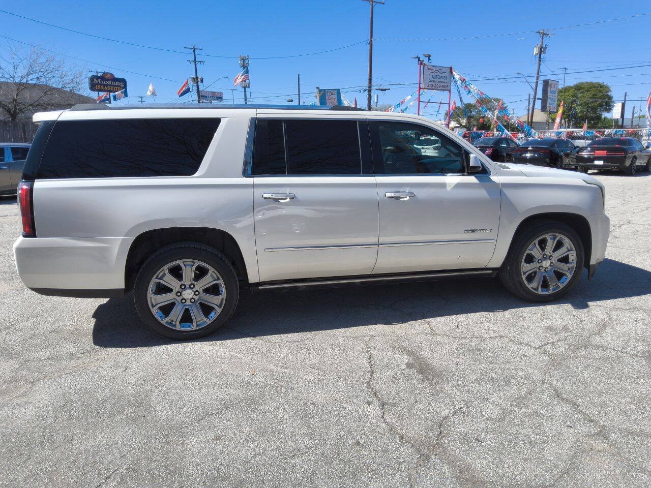 Used 2015 GMC Yukon XL Denali w/ Touring Package RWD image 3