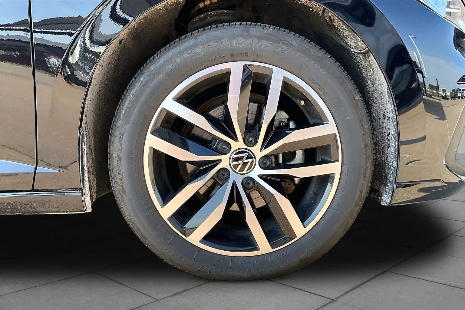 Used 2025 Volkswagen Jetta SE FWD image 10