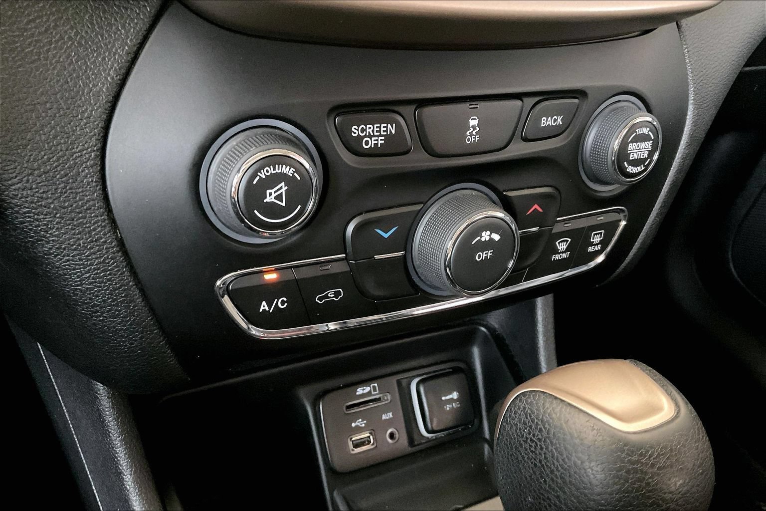 Used 2017 Jeep Cherokee Latitude w/ Safety/Convenience Group FWD image 14