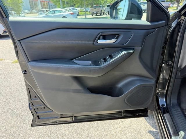 Used 2024 Nissan Rogue SL AWD/4WD image 16