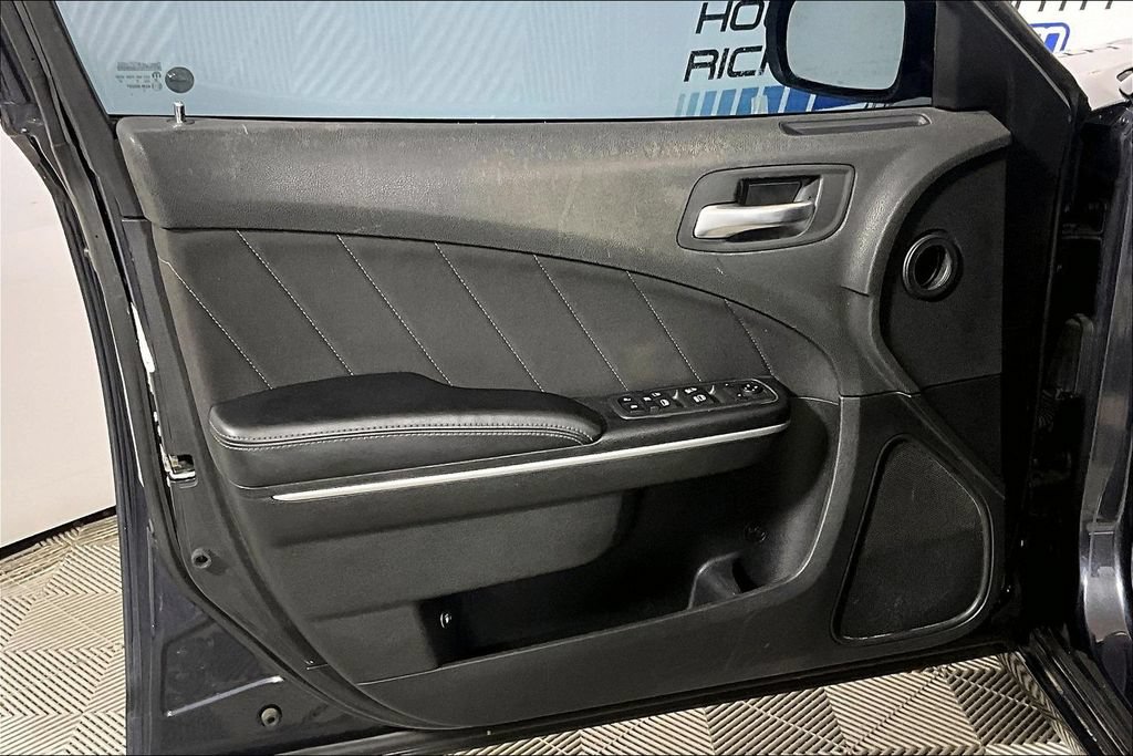 Used 2019 Dodge Charger SXT RWD image 18