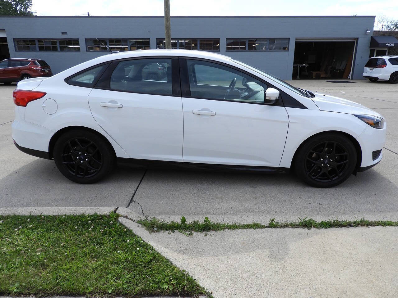 Used 2018 Ford Focus SE w/ Cold Weather Package FWD image 10