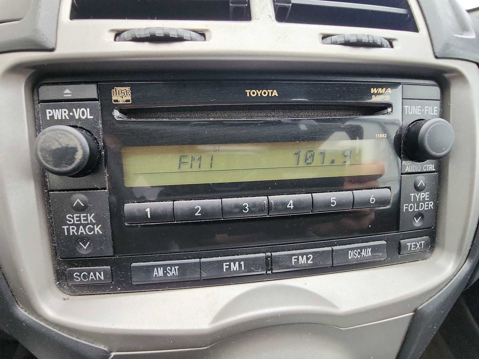 Used 2011 Toyota Yaris 4-Door Hatchback image 18