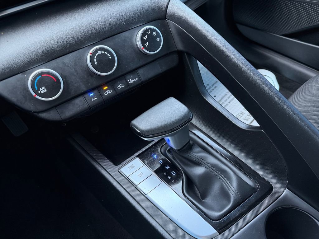 Used 2025 Hyundai Elantra SE image 10