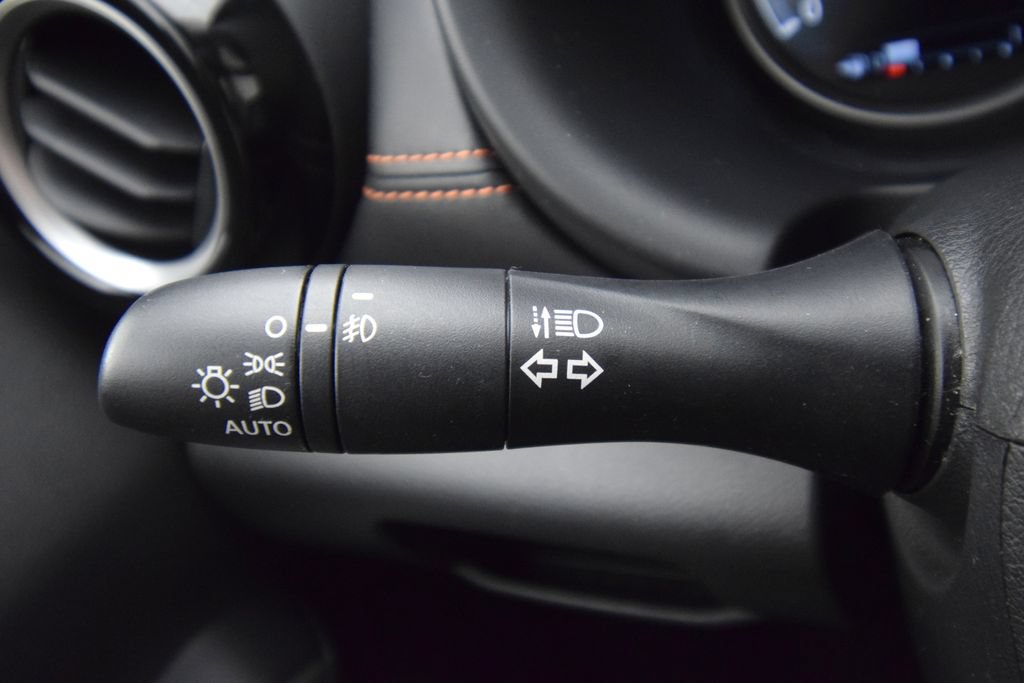 Used 2020 Nissan Kicks SR w/ Exterior Package FWD image 37