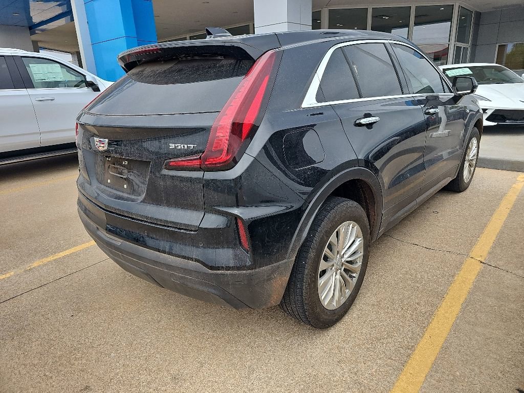 Used 2024 Cadillac XT4 Luxury w/ Cold Weather Package FWD image 5