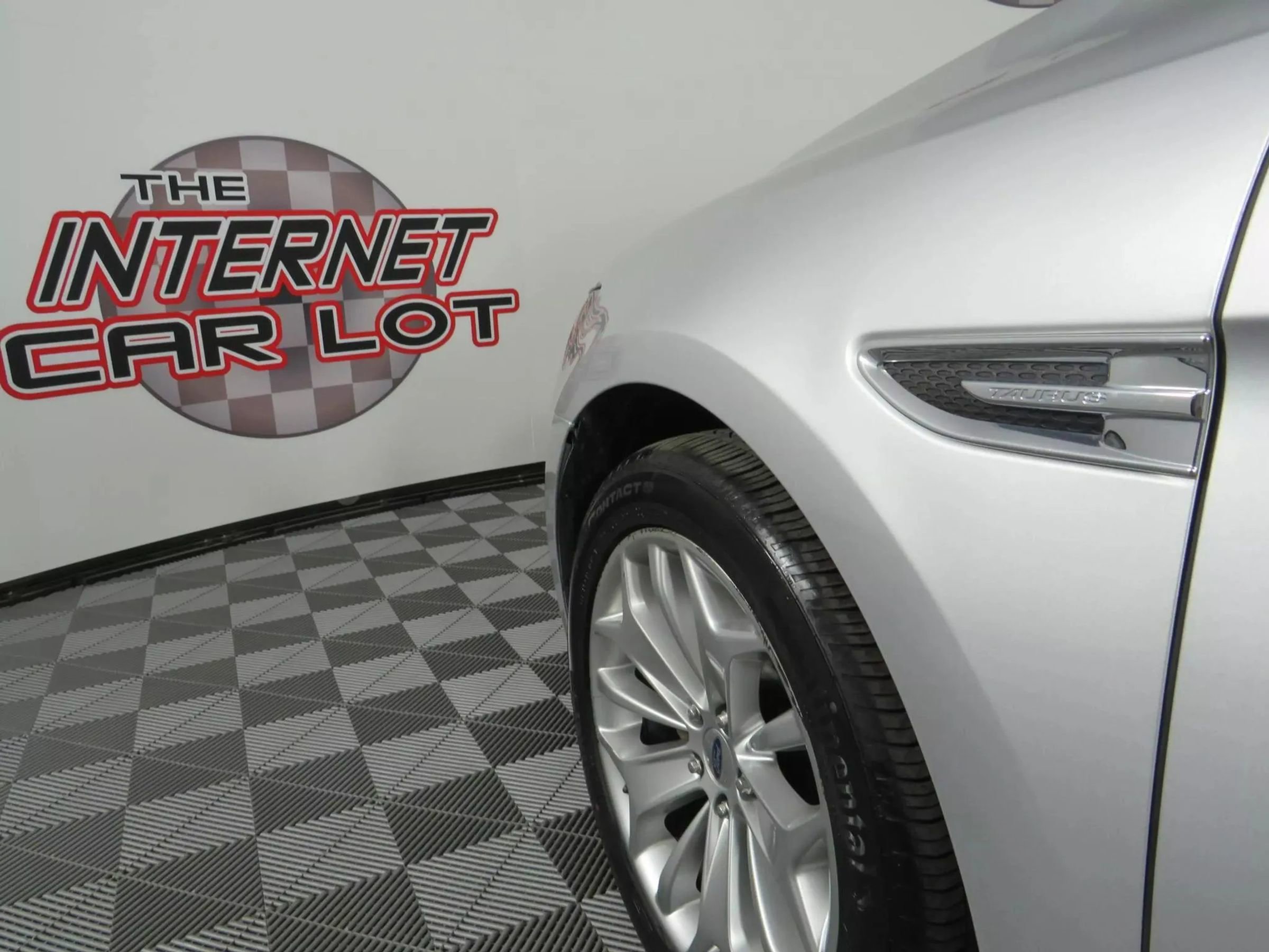 Used 2018 Ford Taurus Limited image 27