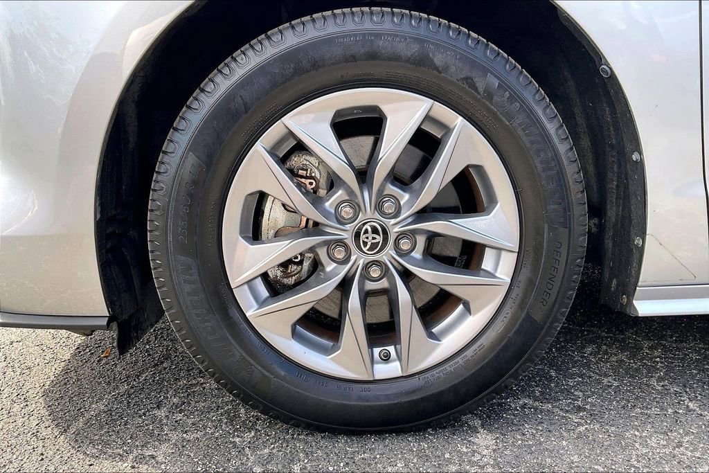Used 2021 Toyota Sienna LE w/ LE Plus Package AWD/4WD image 32