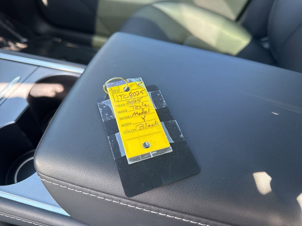 Used 2025 Tesla Model Y Long Range RWD image 37