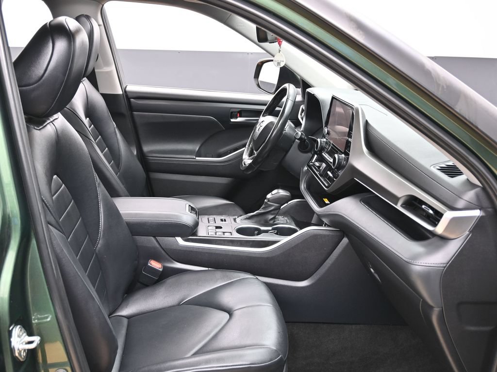 Used 2023 Toyota Highlander XLE AWD/4WD image 39
