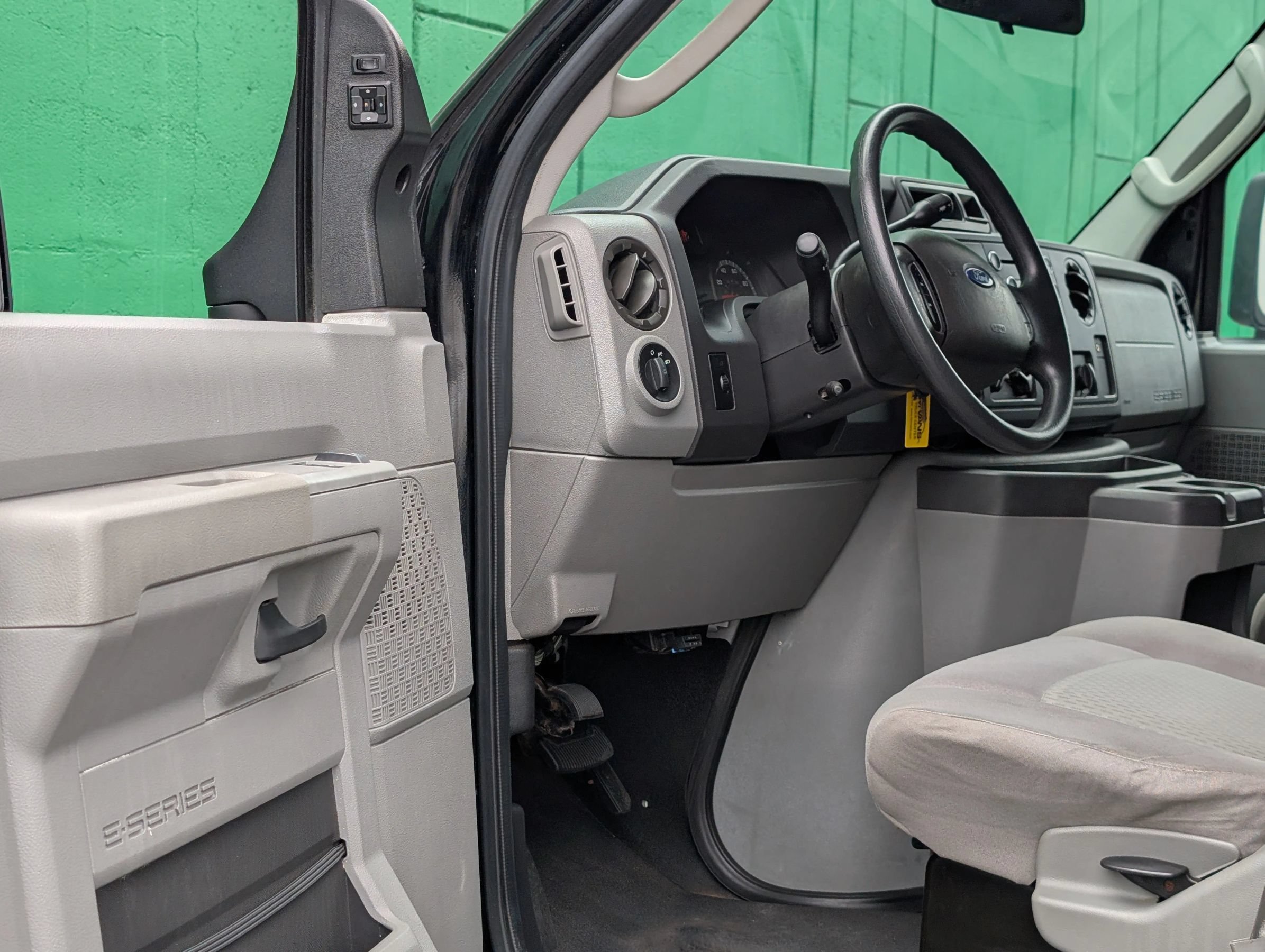Used 2012 Ford E-350 and Econoline 350 Super Duty w/ Shuttle Bus Prep Pkg RWD image 13