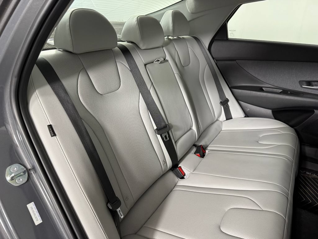 Certified 2025 Hyundai Elantra Limited FWD image 33