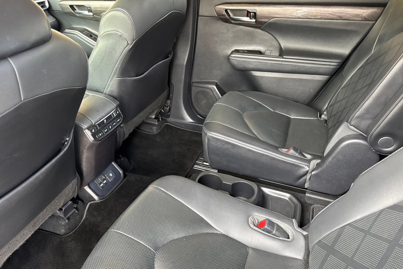 Used 2021 Toyota Highlander Platinum FWD image 13