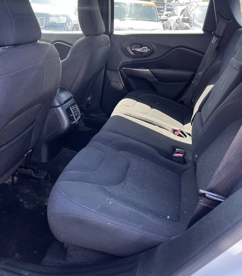 Used 2019 Jeep Cherokee Latitude w/ Popular Appearance Group FWD image 9