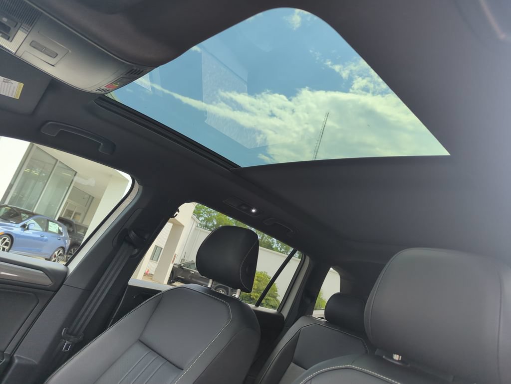 Certified 2023 Volkswagen Tiguan SE R-Line FWD image 28