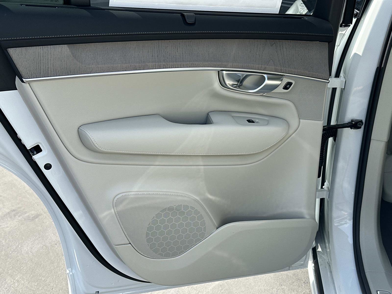 New 2026 Volvo XC90 T8 Ultra w/ Protection Package Premier image 16