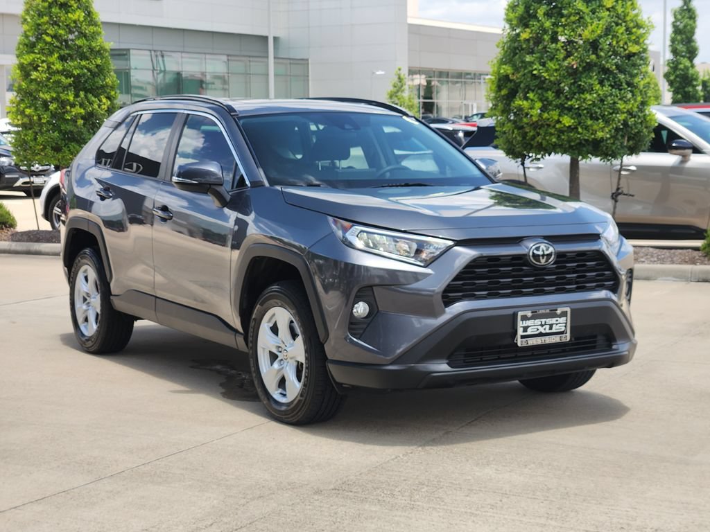 Used 2021 Toyota RAV4 XLE w/ Convenience Package FWD image 3