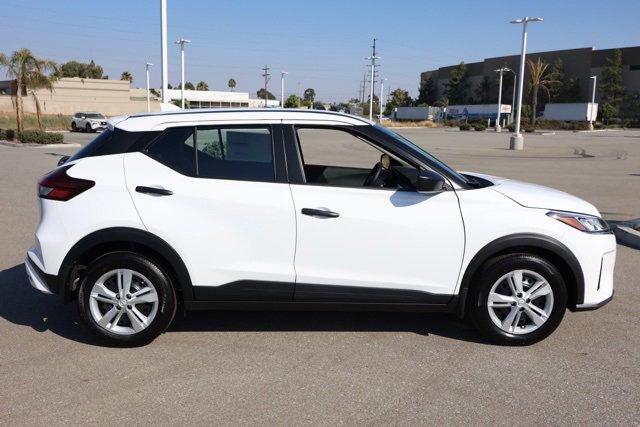 New 2025 Nissan Kicks Play S image 3