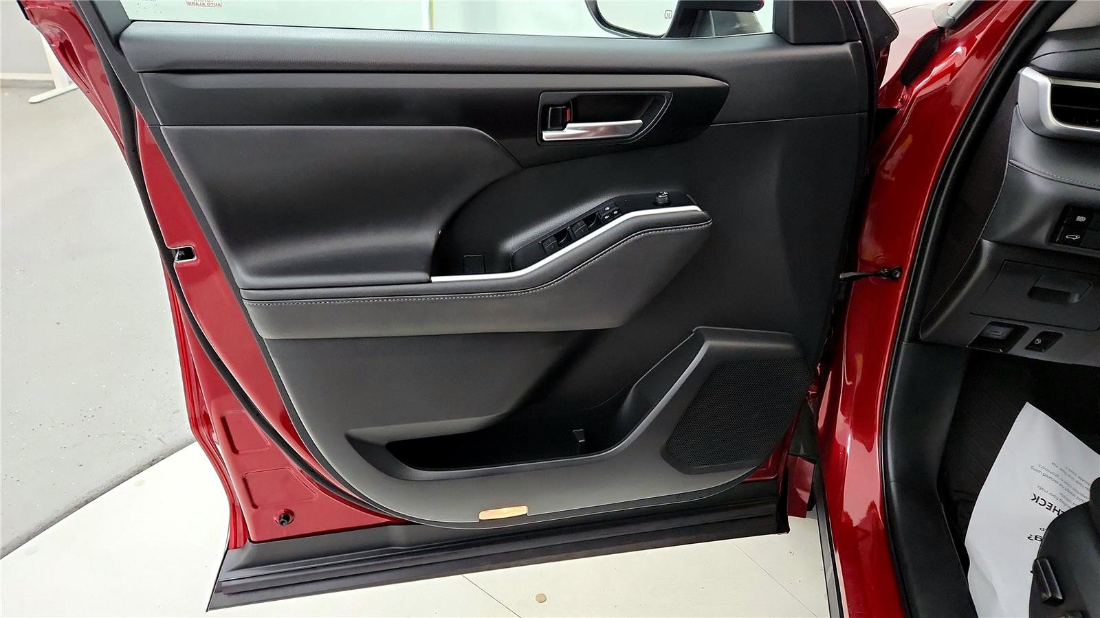 Used 2020 Toyota Highlander XLE image 24