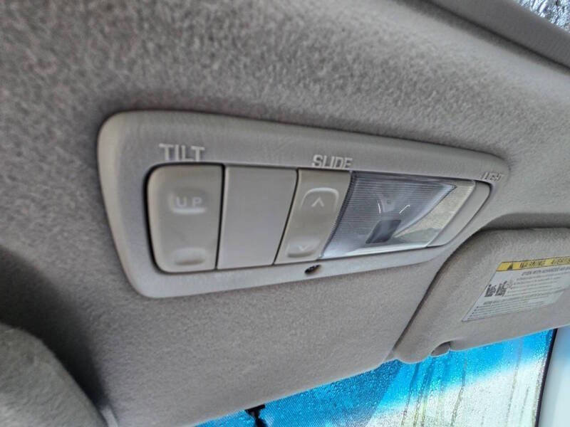 Used 2006 Toyota Matrix XR AWD/4WD image 27