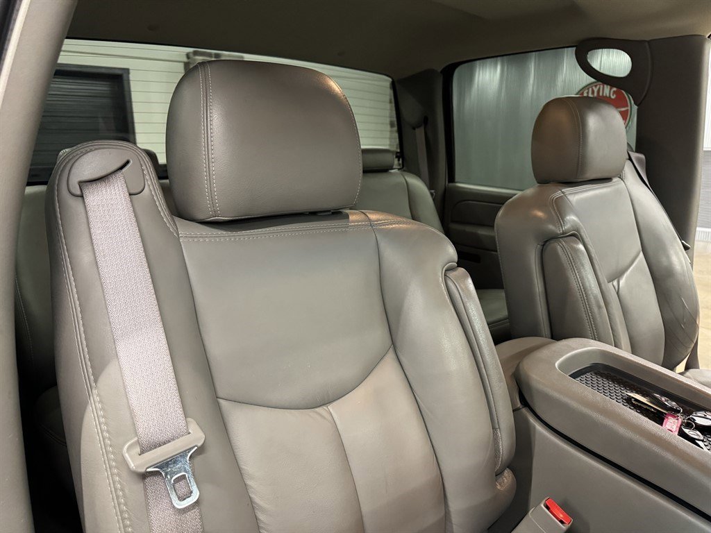 Used 2005 GMC Sierra 3500 SLT w/ Heavy-Duty Power Package AWD/4WD image 38