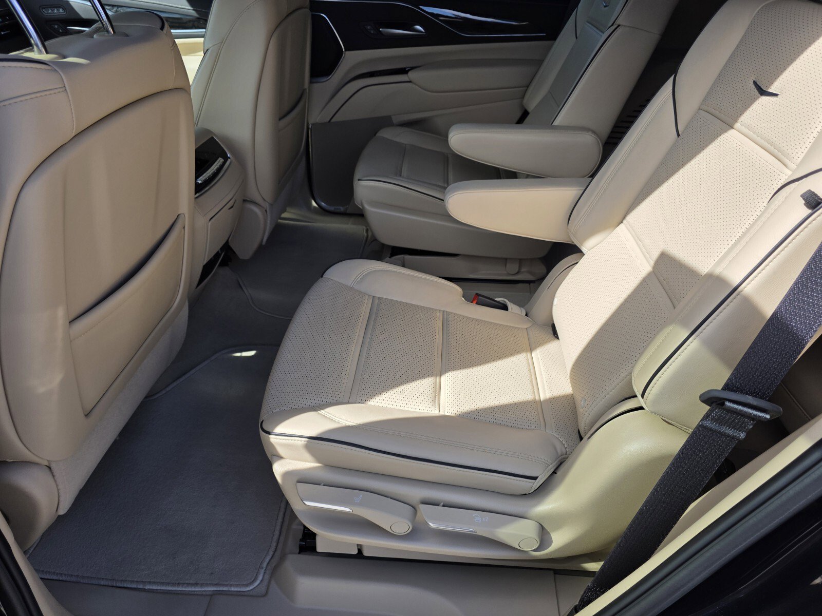 Used 2023 Cadillac Escalade Premium Luxury image 26