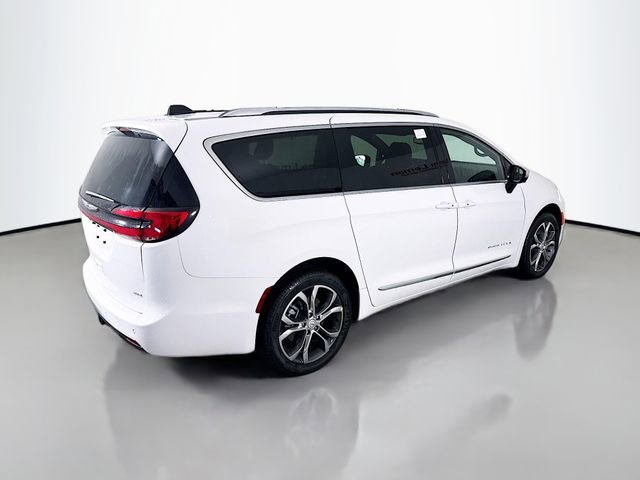 New 2026 Chrysler Pacifica Pinnacle w/ Trailer Tow Group AWD/4WD image 7