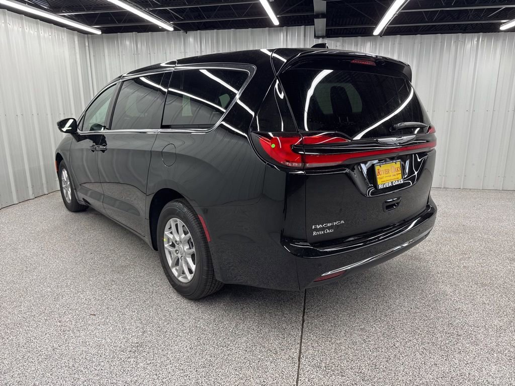 New 2026 Chrysler Pacifica Select image 4