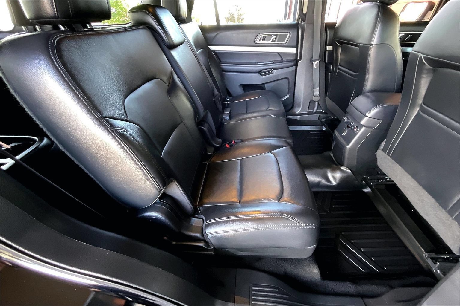Used 2016 Ford Explorer XLT w/ Equipment Group 202A FWD image 21