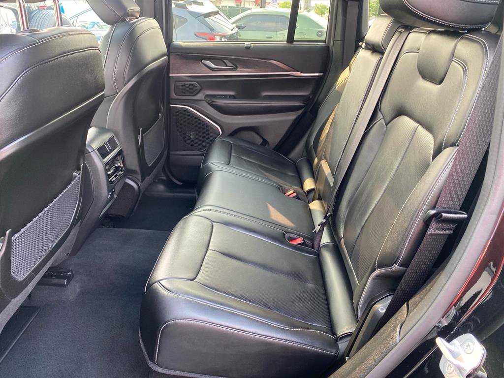Used 2025 Jeep Grand Cherokee Limited w/ Luxury Tech Group II AWD/4WD image 23