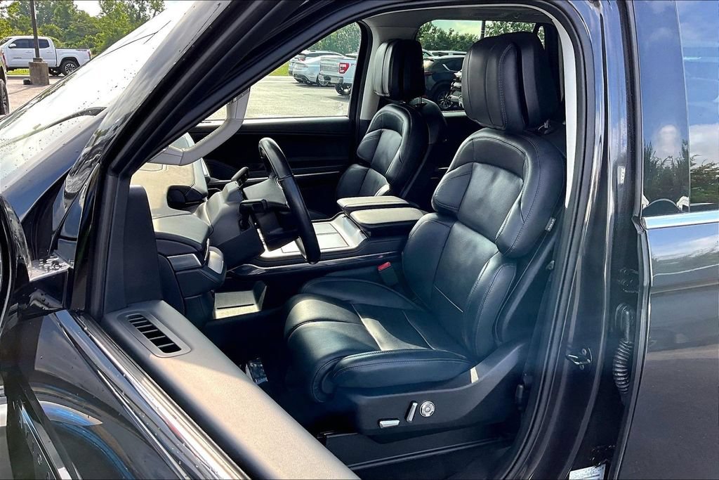 Used 2025 Lincoln Navigator Reserve AWD/4WD image 23