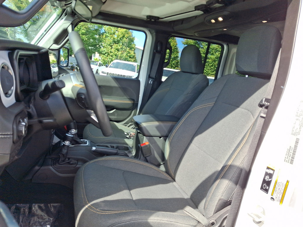 Used 2025 Jeep Wrangler Unlimited Sahara AWD/4WD image 24