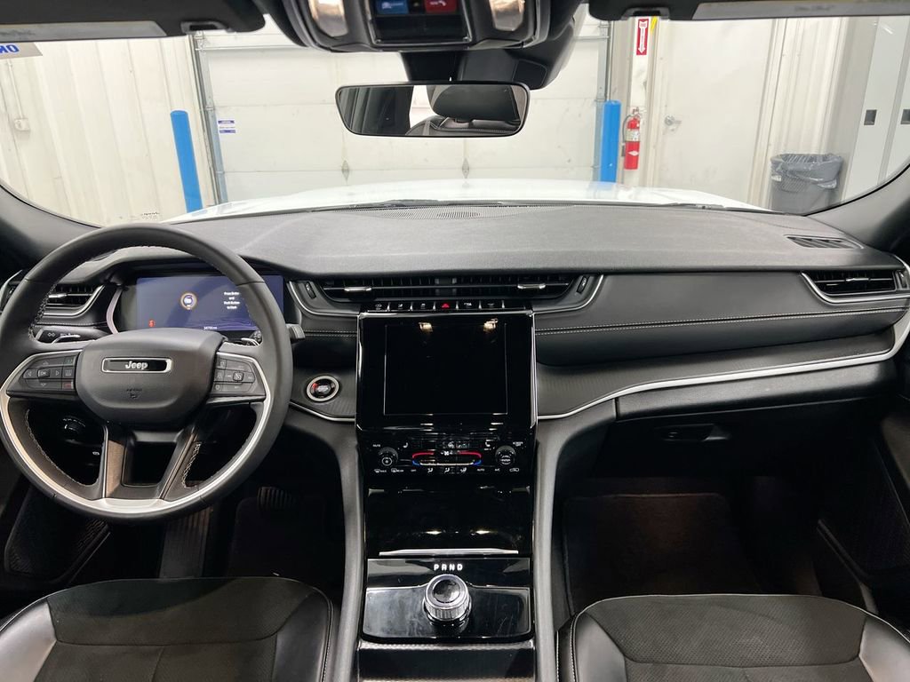 Used 2025 Jeep Grand Cherokee Altitude AWD/4WD image 10
