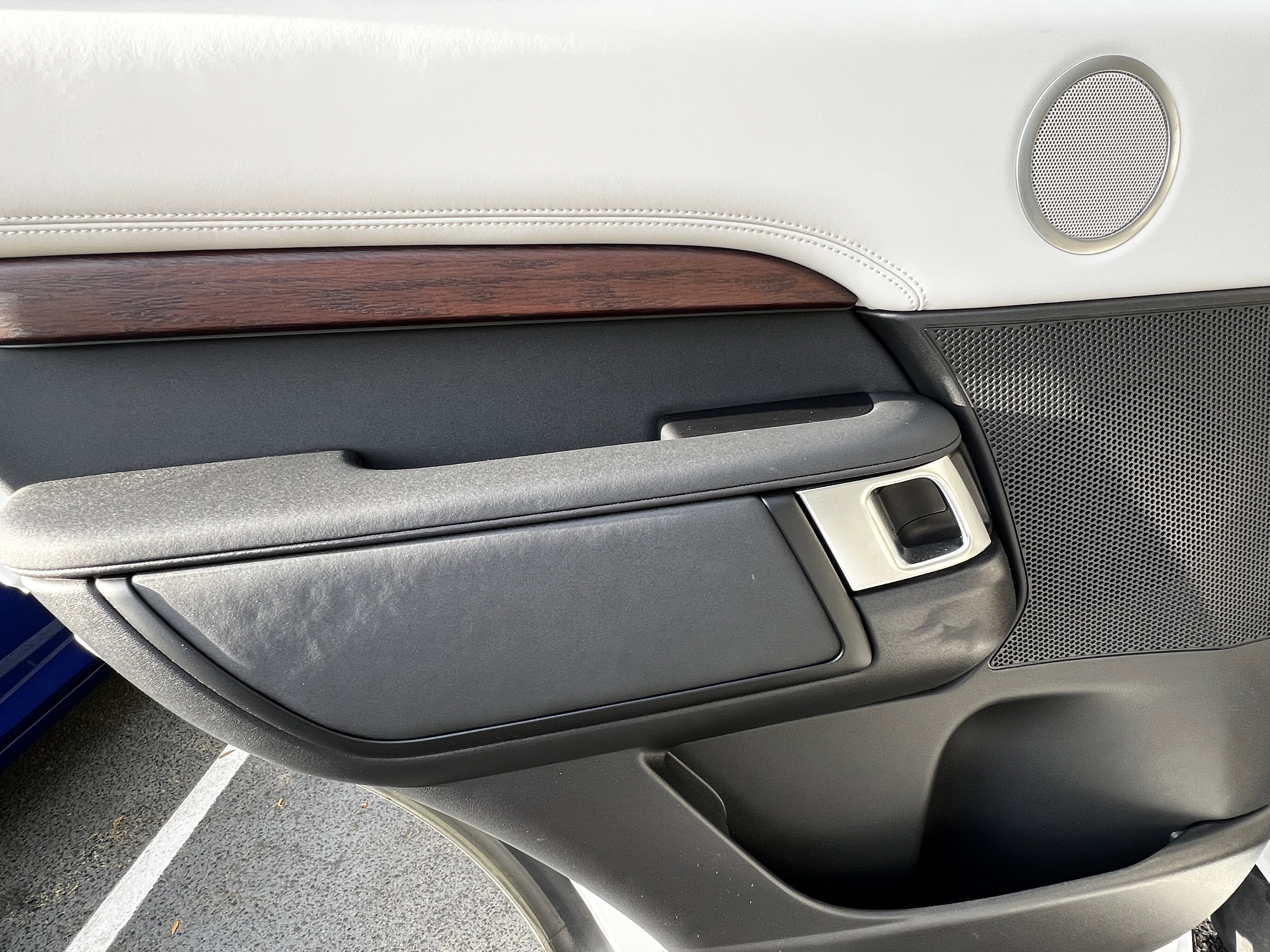 Used 2023 Land Rover Discovery S image 31