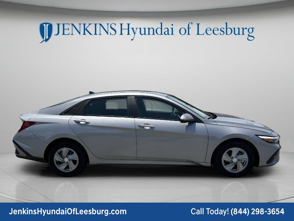 New 2025 Hyundai Elantra SE FWD image 3