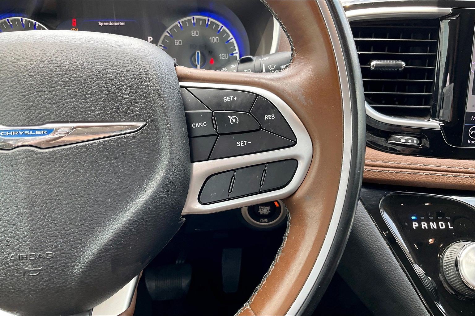 Used 2018 Chrysler Pacifica Limited w/ Tire & Wheel Group FWD image 18