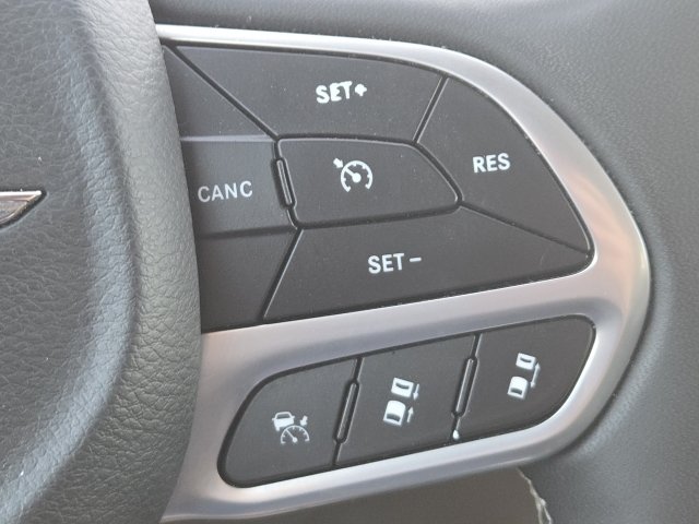Used 2023 Chrysler Pacifica Touring-L FWD image 4