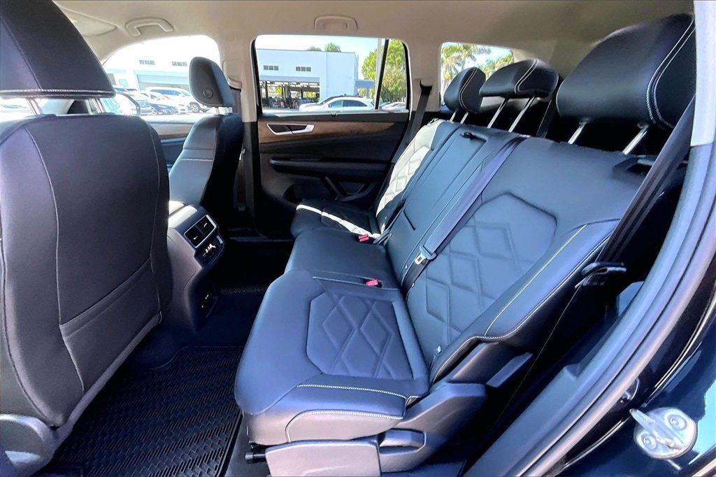 Certified 2025 Volkswagen Atlas SE w/ Black Wheel Package image 17