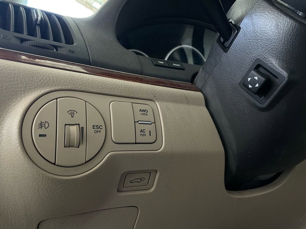 Used 2012 Hyundai Veracruz Limited w/ Entertainment Pkg image 38