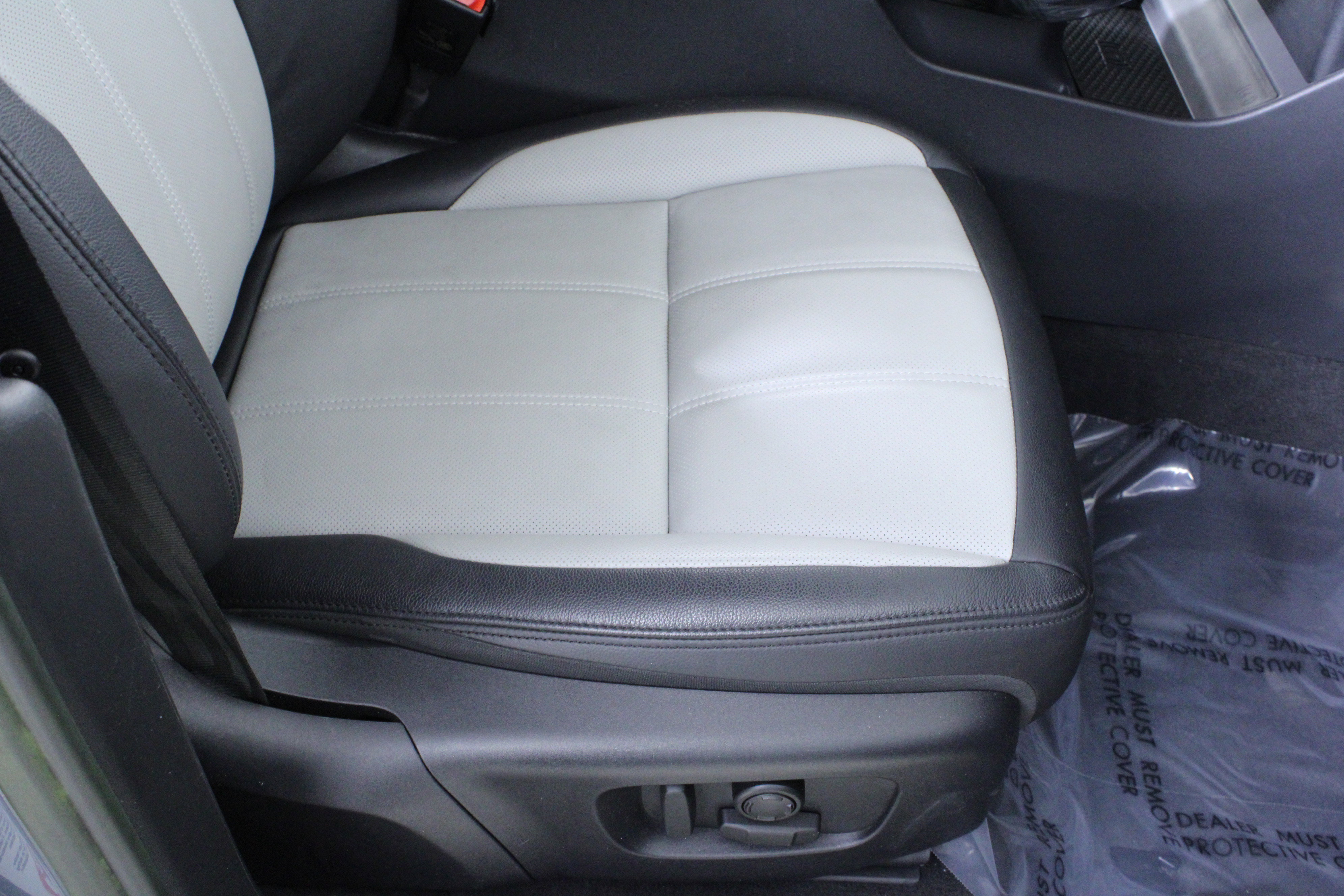 Used 2023 Land Rover Range Rover Evoque R-Dynamic SE image 15