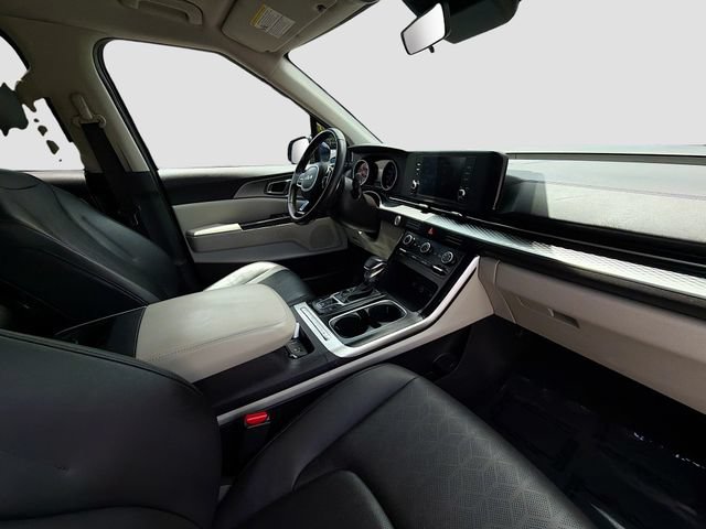 Used 2024 Kia Carnival LX FWD image 28