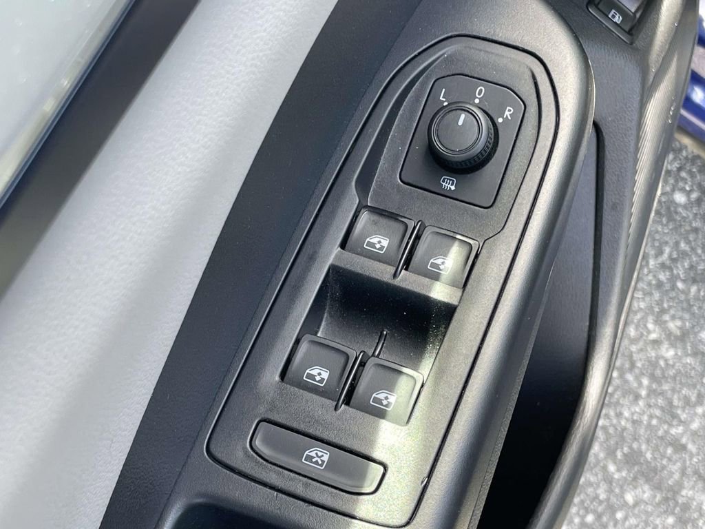 Used 2023 Volkswagen Taos SE w/ Panoramic Sunroof Package FWD image 6