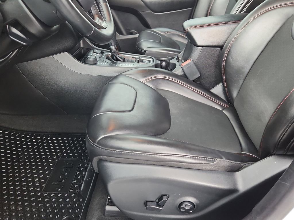 Used 2019 Jeep Cherokee Trailhawk w/ Cold Weather Group image 9