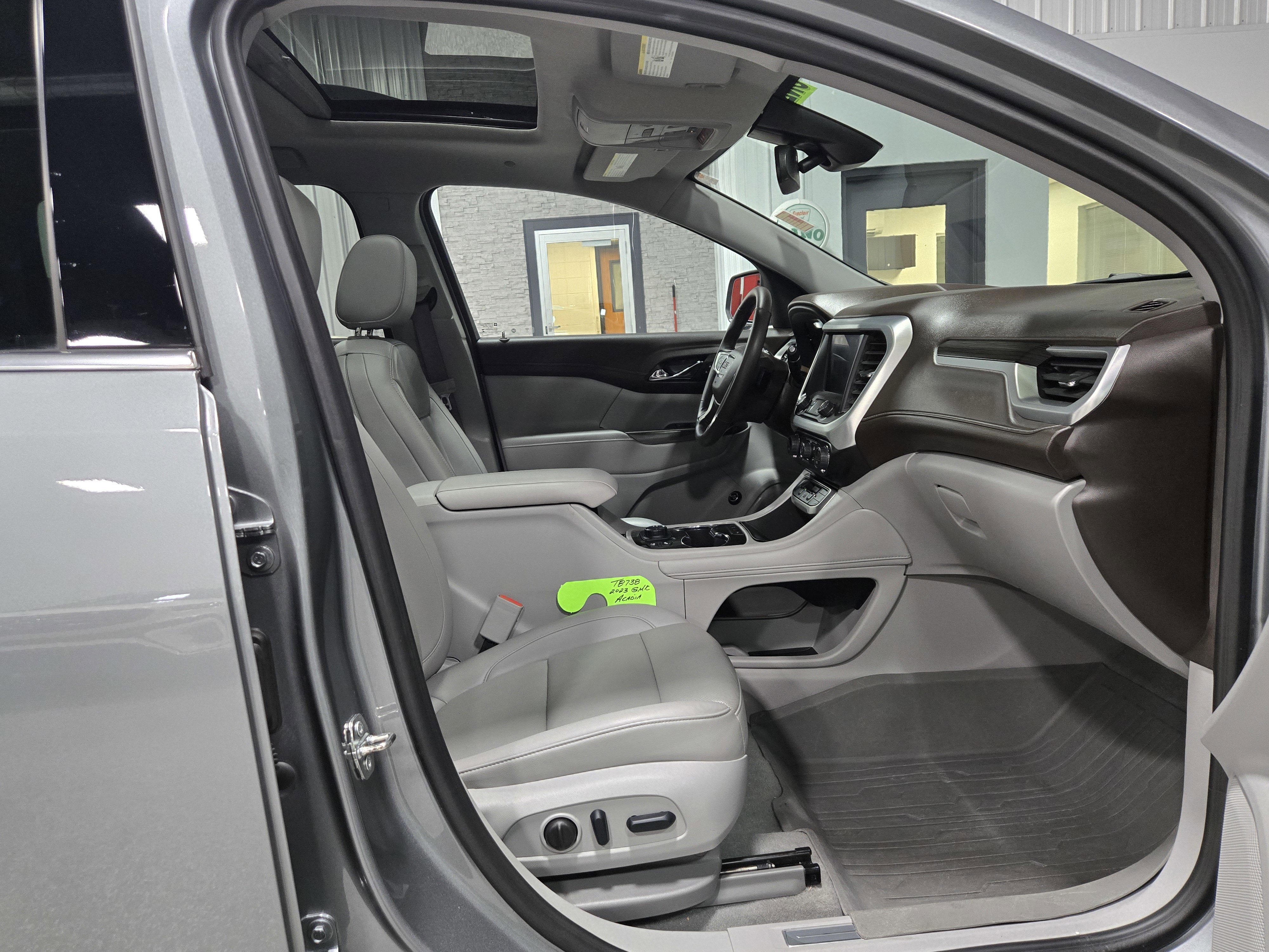 Certified 2023 GMC Acadia SLT w/ Technology Package image 11