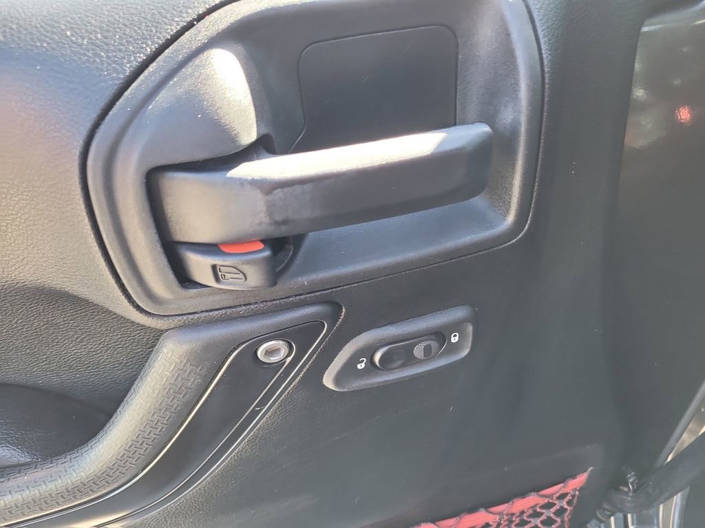Used 2017 Jeep Wrangler Unlimited Rubicon image 14