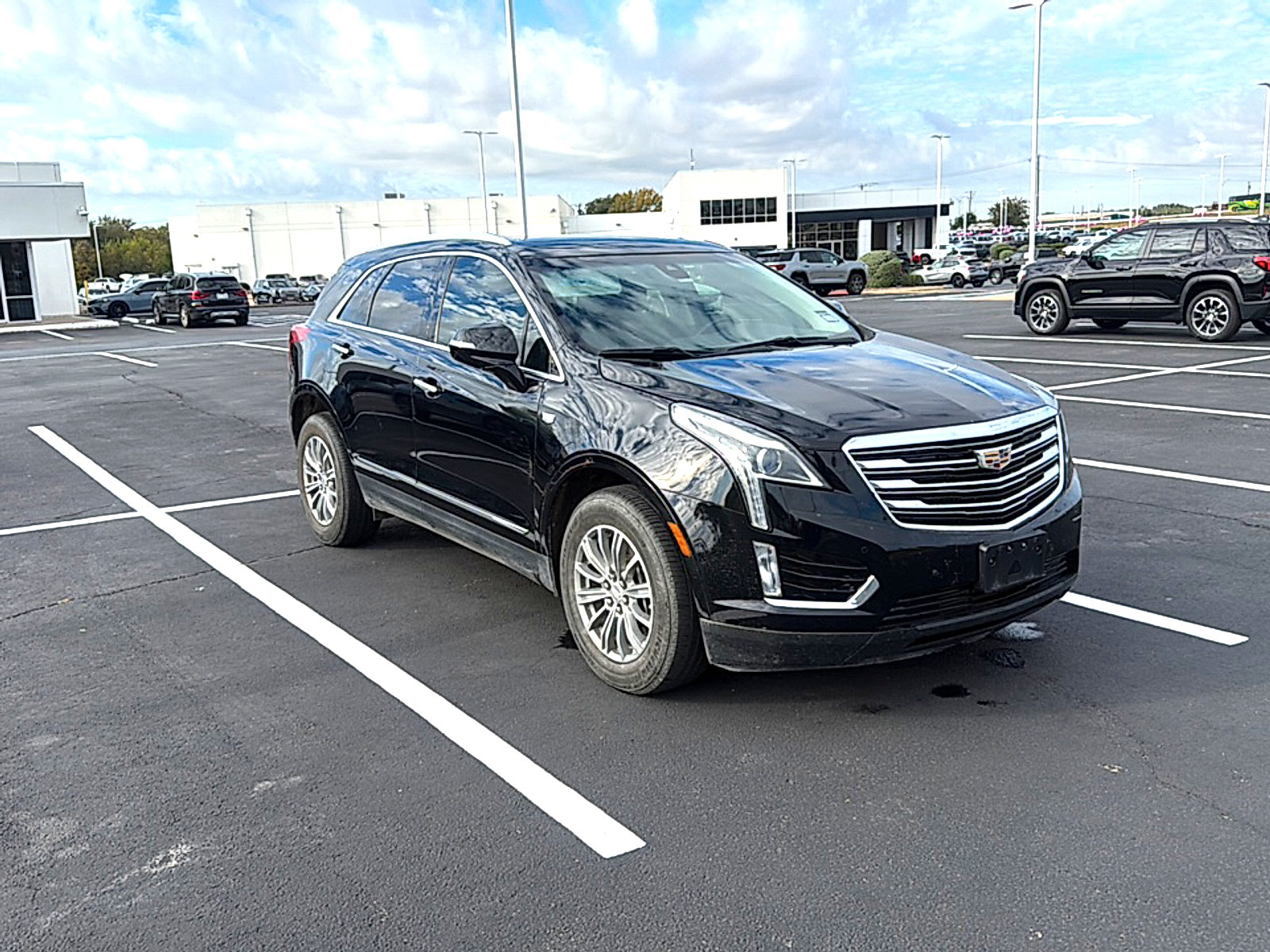 Used 2017 Cadillac XT5 Luxury w/ Driver Awareness Package FWD image 4