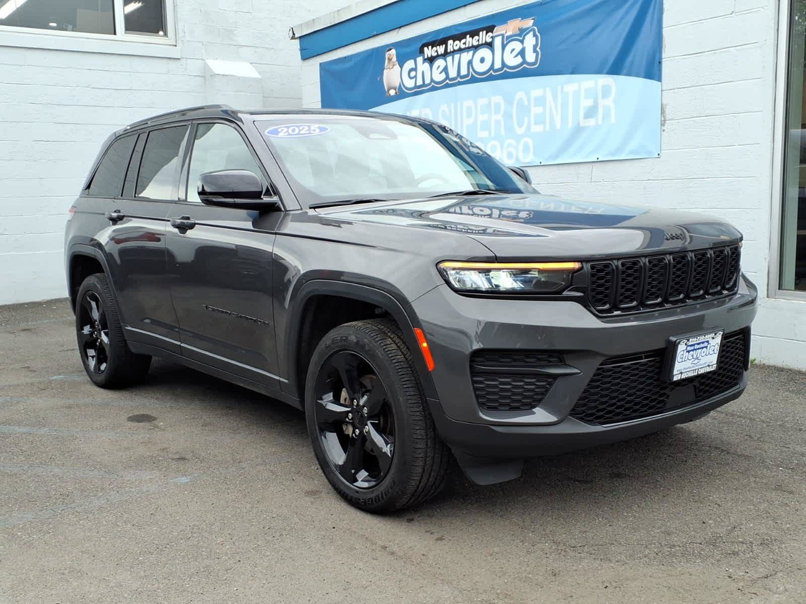 Used 2025 Jeep Grand Cherokee Altitude AWD/4WD image 1