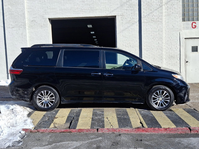 Used 2018 Toyota Sienna XLE w/ XLE Navigation Package image 7