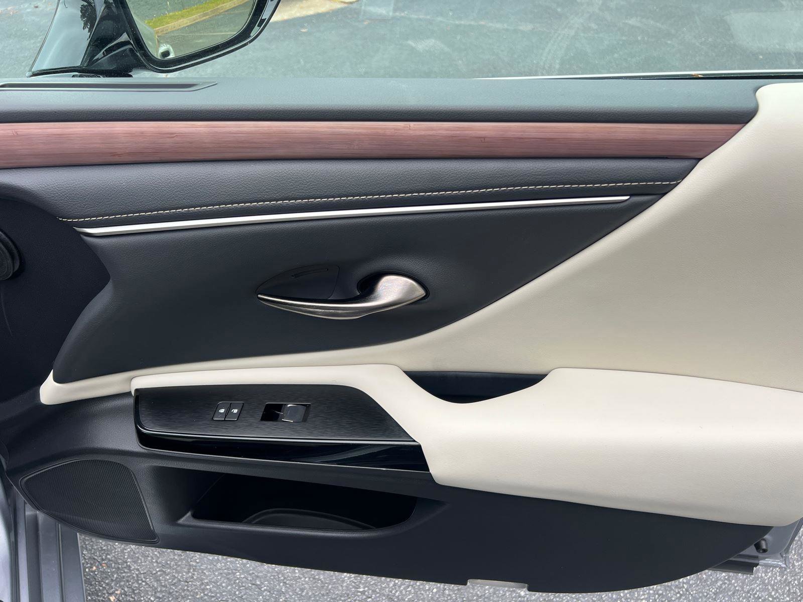 Certified 2025 Lexus ES 300h w/ Premium Package image 15